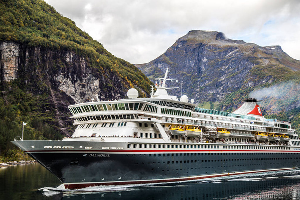 Blick auf den Geiranger-Fjord von der Kreuzfahrt, in Norwegen - Foto, Bild