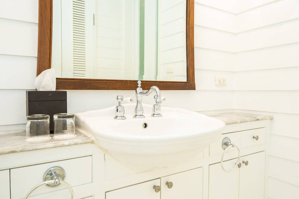 Wasserhahn und Waschbecken Dekoration im Badezimmer - Foto, Bild