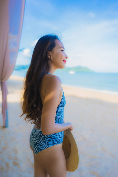 Retrato bonito jovem asiático mulher feliz sorriso relaxar no tr
 - Foto, Imagem