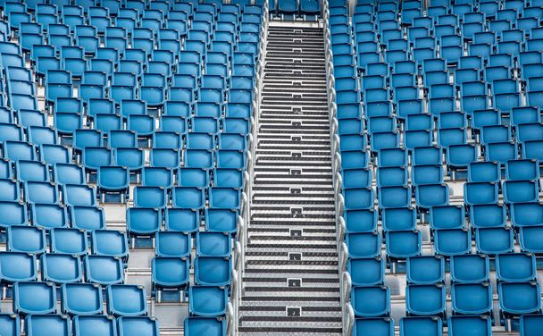 Sillas de plástico azul del estadio vacías en una fila
 - Foto, imagen