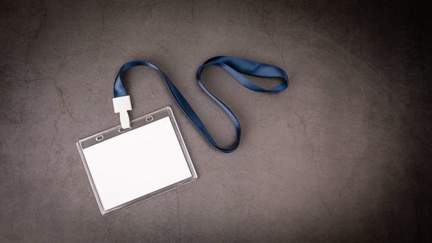Weiße, leere Personalausweis-Attrappe mit blauem Schlüsselband. Namensschild, Personalausweis - Foto, Bild
