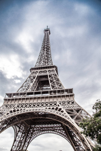 Widok na wieżę Eiffla w Paryżu, Francja - Zdjęcie, obraz