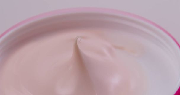 Primer plano de crema cosmética rosa
 - Foto, imagen