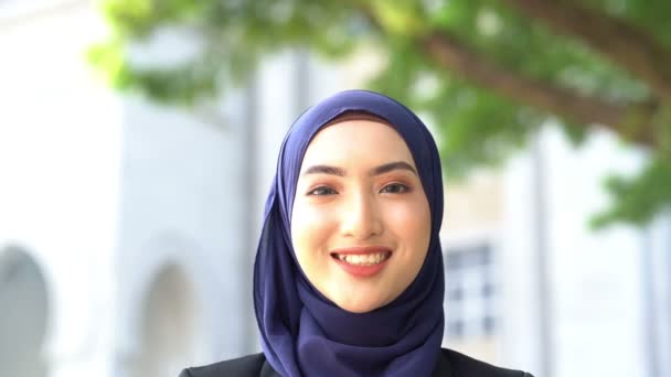 Beautiful Muslim business woman smiling. - Video, Çekim