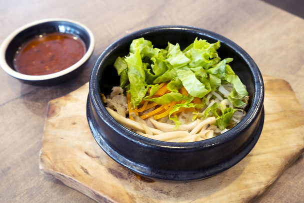 Style coréen de riz bibimbap sur la table
. - Photo, image