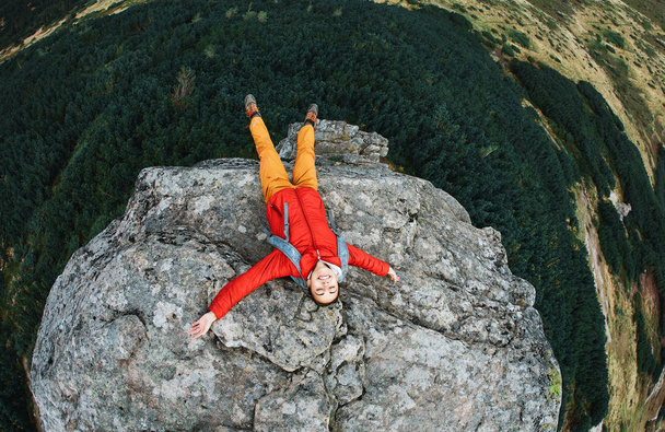 turisztikai nő ült a sziklán, a hegyekben - Fotó, kép