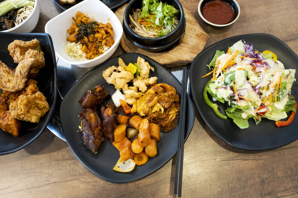 Různé korejské jídlo na stole - Fotografie, Obrázek
