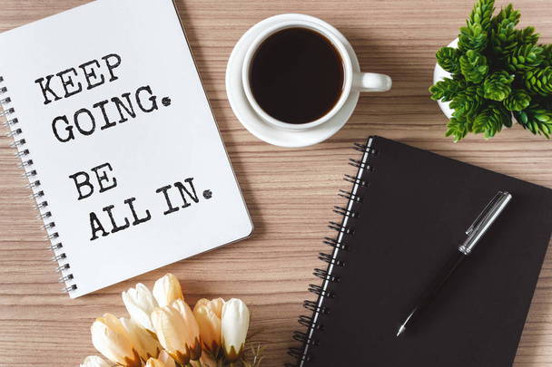 Вдохновляющая и мотивирующая жизненная цитата на блокноте - Продолжайте идти
, - Фото, изображение