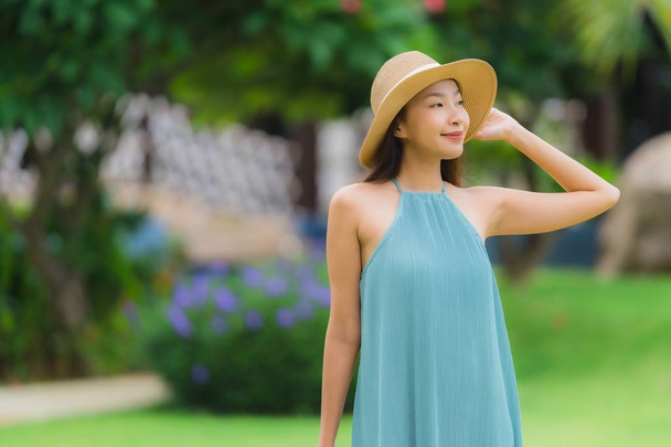 Retrato bonito jovem asiático mulher feliz sorriso relaxar com passeio
 - Foto, Imagem