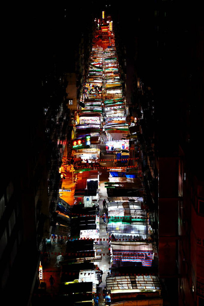 Vista aérea del mercadillo callejero del Templo por la noche en Kowloon Hong Kong
 - Foto, imagen