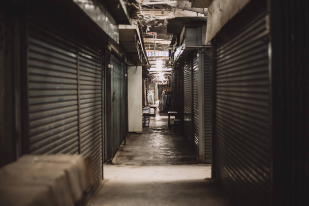 Oude markt verlaten alle winkel dichtbij zonder mensen uit de economische neergang - Foto, afbeelding