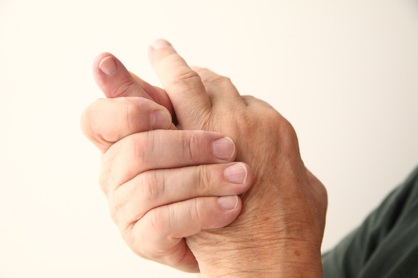 Homem tem dor no dedo mindinho
 - Foto, Imagem