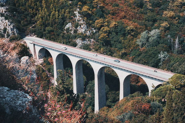 Moderno puente de aracade en las montañas fuera del pintoresco pueblo de Eze en Francia
 - Foto, imagen