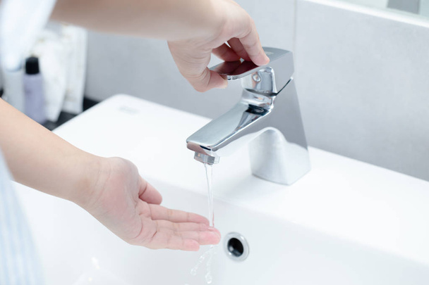 higiene personas limpieza de manos lavado en la cuenca buena atención sanitaria
 - Foto, Imagen