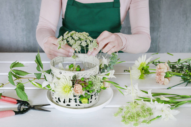 How to make floral arrangement with roses, dahlias and iris flow - Foto, Imagem