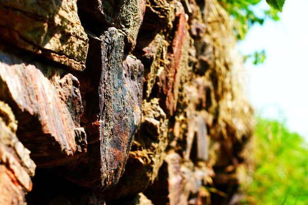 Starożytna ściana z dużych kamieni rudy żelaza wiązane. - Zdjęcie, obraz
