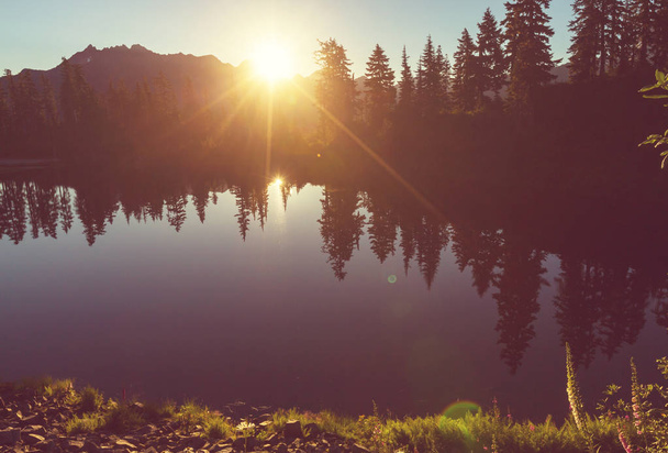 Озеро Сереніті в горах в літній сезон. Красиві природні пейзажі
. - Фото, зображення