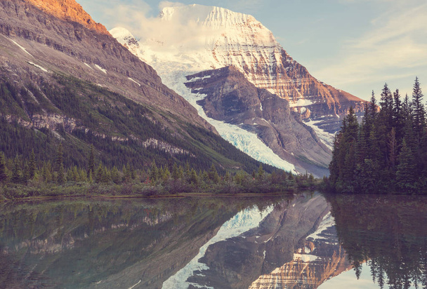 Belle Mount Robson en saison estivale, Canada - Photo, image