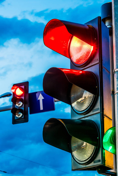 Светофоры над городским перекрестком - Фото, изображение