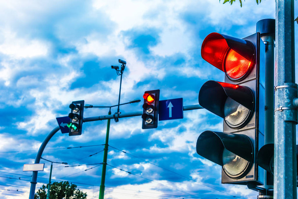 Светофоры над городским перекрестком - Фото, изображение