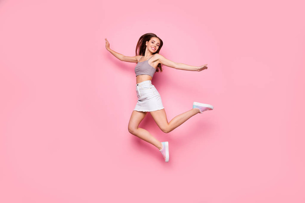 Full body photo of pretty lady raising hands looking with toothy smile isolated over pink background - Fotografie, Obrázek