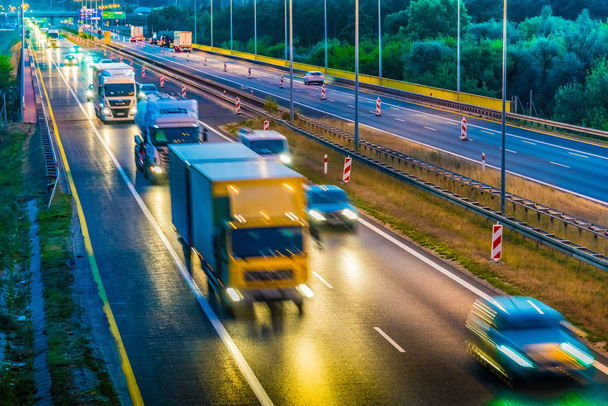 Caminhões na auto-estrada de quatro faixas de acesso controlado na Polónia
 - Foto, Imagem