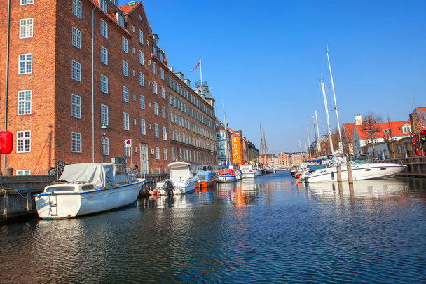 Calle Copenhague y canal de agua con barcos
  - Foto, Imagen