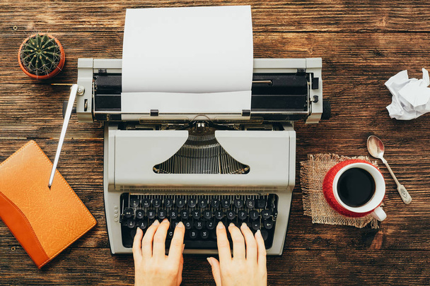 Máquina de escribir con manos de mujer
 - Foto, imagen