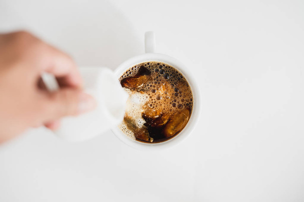 Черный кофе на белом фоне чашки
 - Фото, изображение