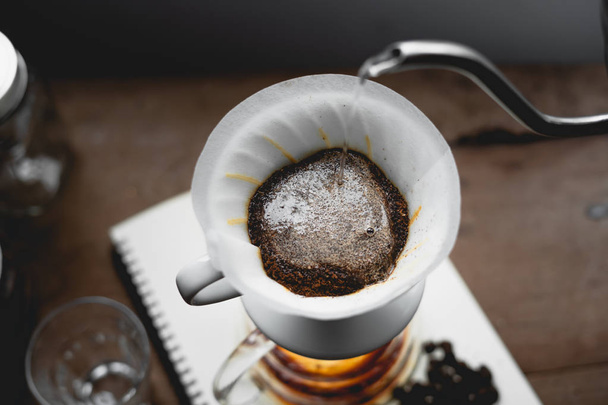 DRIP koffie zwarte koffie gebrouwen in weinig licht in het huis - Foto, afbeelding