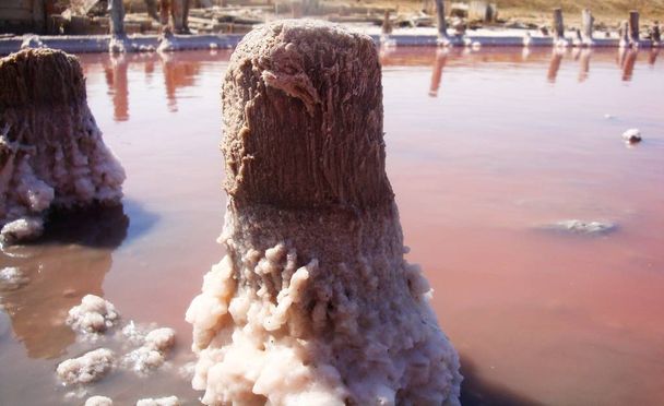 Extracción de sal en el estuario con agua roja. Pilares de sal
. - Foto, Imagen