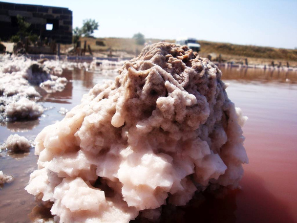 Extracción de sal en el estuario con agua roja. Pilares de sal
. - Foto, Imagen