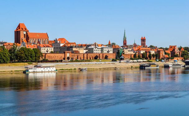 Panorámás kilátás Torun városra és Wisla (Visztula) folyó napos  - Fotó, kép