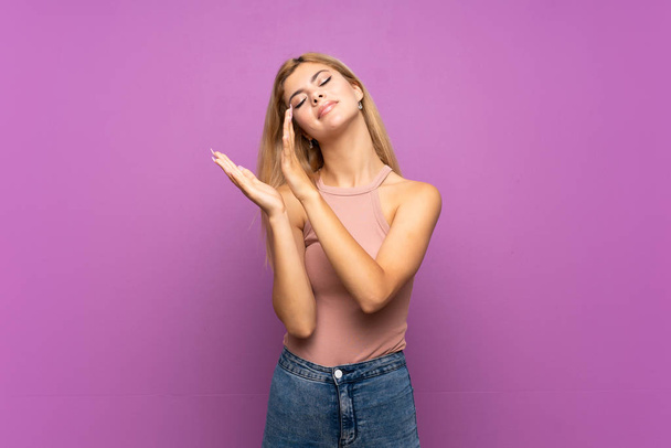 Teenager girl over isolated purple background applauding after presentation in a conference - Photo, Image