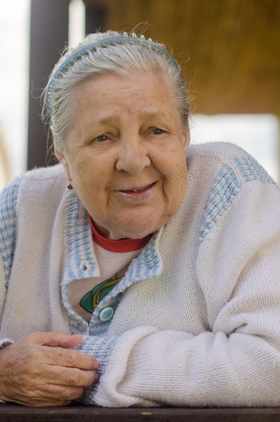 starą kobietę na balkon - Zdjęcie, obraz