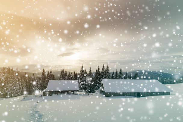 Kış dağ manzara. Karlı takas o eski ahşap evler - Fotoğraf, Görsel