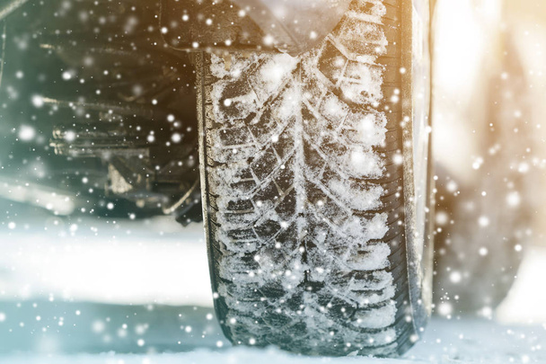 Gros plan des pneus en caoutchouc des roues de voiture dans la neige profonde de l'hiver. Transpo
 - Photo, image