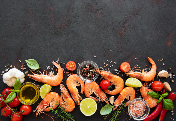 Свежие морепродукты - креветки с овощами
  - Фото, изображение