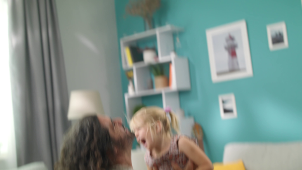 Apa dob egy kis lányát magas otthon a játék során - Felvétel, videó