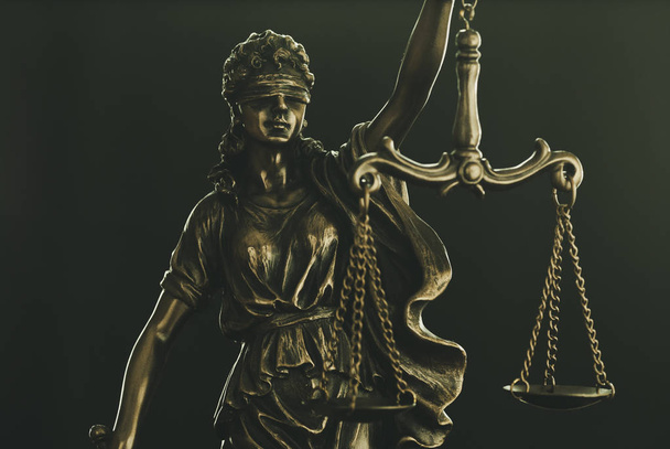 Hukukun terazisini tutan Adalet Figürü - Fotoğraf, Görsel