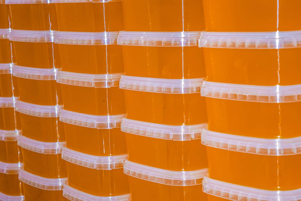 упаковка меду, пластикова тара з медом, пластикові банки для меду
 - Фото, зображення