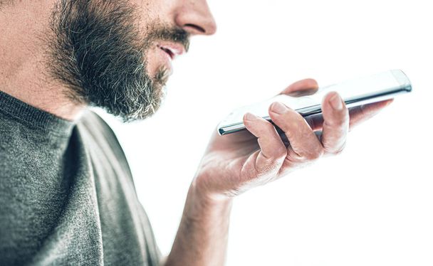 sakallı beyaz adam ses mesajı kayıt veya cep telefonu sesli asistan kullanarak - Fotoğraf, Görsel