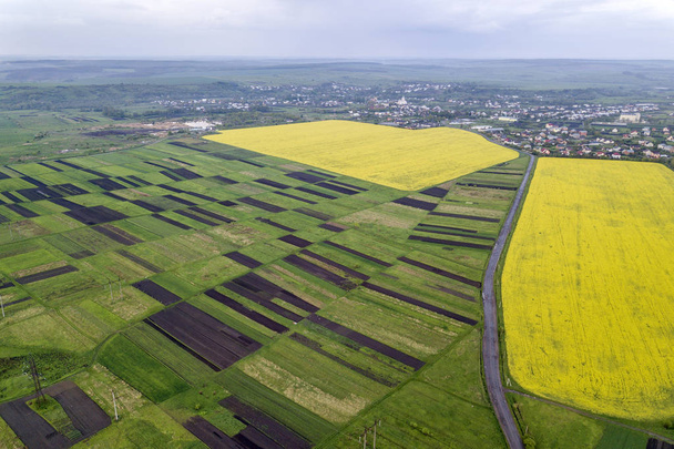 bäuerliche Landschaft an Frühlings- oder Sommertagen. Luftaufnahme von grün, p - Foto, Bild