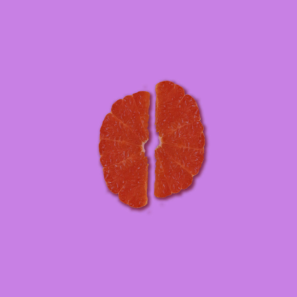 moderne Kunstcollage aus zwei Scheiben reifer geschälter Grapefruit. stilvoller heller Hintergrund - Foto, Bild