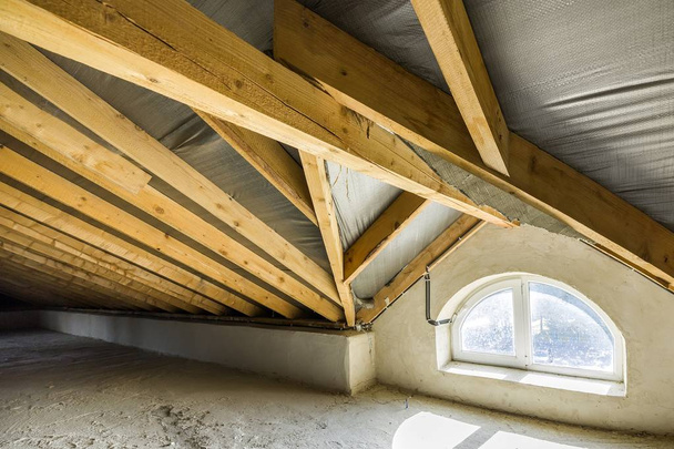 Podkrovní budova s dřevěnými trámy střešní konstrukce a  - Fotografie, Obrázek