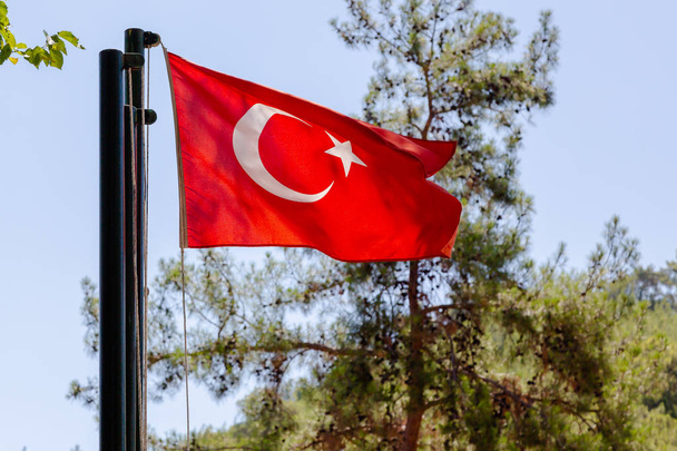 Εθνική σημαία της Τουρκίας εναντίον του ουρανού - Φωτογραφία, εικόνα