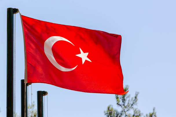 Государственный флаг Турции против неба
 - Фото, изображение
