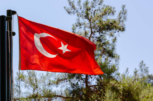 Bandeira nacional da Turquia contra o céu
 - Foto, Imagem