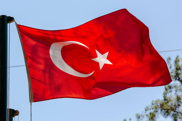 Державний Прапор Туреччини проти неба - Фото, зображення