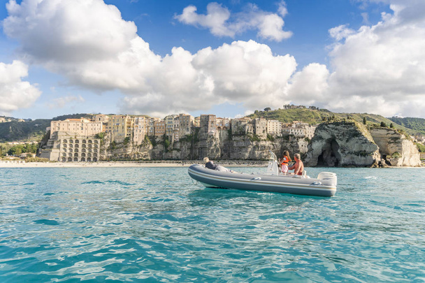 Imbarcazione a motore aproaching beautiful town of Tropea, Calabria, Italy
 - Foto, immagini